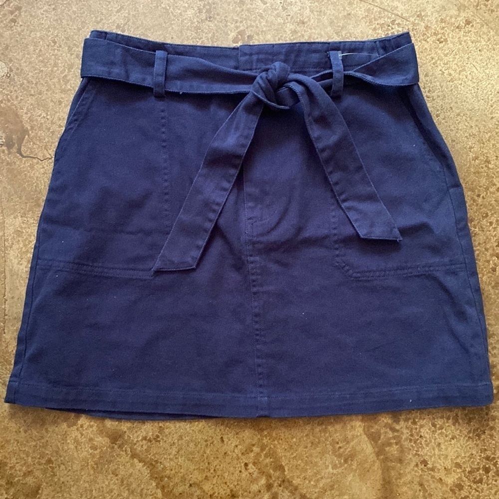 FRANCESCA’S Harper Heritage navy basic twill tie waist circle skater mini skirt